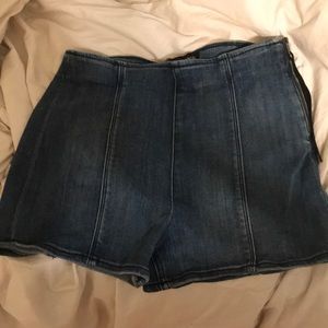 Jean shorts with zipper
